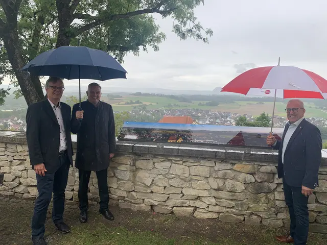 Bernd Martin (von links) und Marco Keller von der Volksbank-Hegau-Stiftung haben eine neue Panoramatafel an Aachs Bürgermeister Manfred Ossola übergeben. | Foto: Volksbank-Hegau-Stiftung