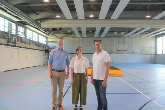 Oberbürgermeister Simon Gröger (von links) Projektleiterin Jasmin Huber und Alexander Weidele, Fachbereichsleiter Bau und Stadtentwässerung konnten die gute Nachricht überbringen, dass die Unterseesporthalle früher als geplant wieder einsatzbereit sein wird. | Foto: Tobias Lange