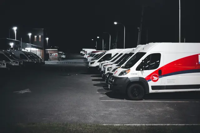 Foto: https://www.pexels.com/photo/series-of-white-vans-parked-on-parking-lot-at-night-12700835/