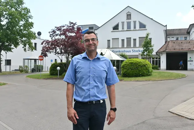 Mit dem Aktionstag am 12. Juni möchte Geschäftsführer Bernd Zimmermann gemeinsam mit Mitarbeitern des Krankenhauses und weiteren Gästen ein Signal entgegen der geplanten Sparmaßnahmen im Gesundheitswesen setzen. | Foto: Juleda Kadrija 