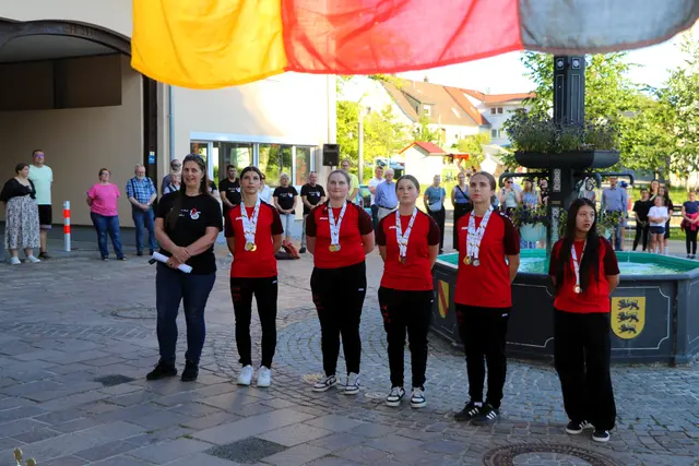 Bei der Abspielung der Nationalhymne direkt unter der Deutschland Fahne - Katja Gaißer, Mayla Rietschle, Jana Setzer, Haylie Rietschle, Emelie Lehmann, Koshi Mirzai, (auf dem Bild fehlen: Saskia Grote und Anika Meßmer).  | Foto: Wilfried Schwarz