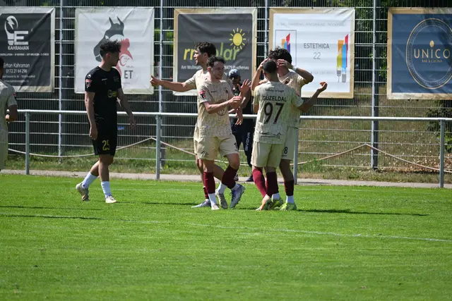 Große Freude beim TSV: Soeben hat der herausragende Ege Öztürk (Nr. 98/verdeckt) das 2:0 für seine Mannschaft gegen Villingen erzielt. | Foto: Philipp Findling