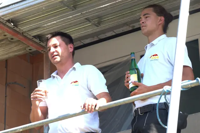 Stefan Joos (Schreinerei Joos) verkündet unter Assistenz seines Mitarbeiters Daniel Fuchs den traditionellen Richtspruch nach altem Brauch. | Foto: Contanze Wyneken