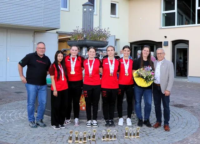 Von links: Wilfried Schwarz (Trainer/Betreuer), Koshi Mirzai, Jana Setzer, Haylie Rietschle, Emelie Lehmann, Mayla Rietschle, Cheftrainerin Katja Gaißer, Bürgermeister Manfred Ossola (auf dem Bild fehlen: Saskia Grote und Anika Meßmer).  | Foto: Wilfried Schwarz