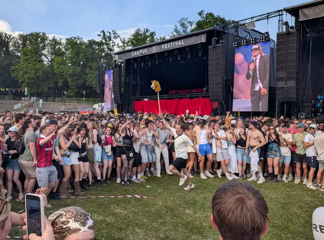 Ein Moshpit wird bei Ski Aggus Auftritt vorbereitet. Die Stimmung war ausgelassen beim Campus Festival Konstanz. | Foto: Sebastian Ridder