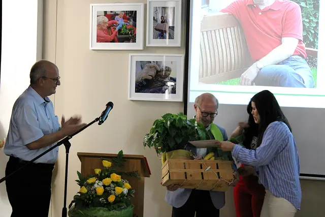 Uwe Lörcher (Mitte) beim Erhalt einiger Geschenke des Teams für seine langjährige und erfolgreiche Tätigkeit als Heimleiter im PZH Singen. | Foto: Eron Metolli