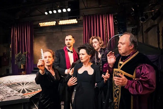 Nicht nur das Trauern um einen Menschen, sondern auch die Bedeutung von Kunst wird in Annika Schäfers Inszenierung von Federico Fellinis "Schiff der Träume" wundervoll auf die Bühne gebracht. | Foto: Ilja Mess/Theater Konstanz
