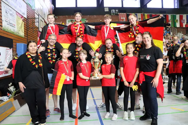 Auf den Schulterndie Deutschen Meister Landelin Lürig, Haylie Rietschle, Lennon Keller, Mara Moll (4er Einrad offen)
vorne - Basandra Mirzai, Helena Schroth, Lotta Leitz und Amelie Biedermann mit dem Gold-Pokal 2025, Lucina Quini und Cheftrainerin Katja Gaißer
 | Foto: Symbolbild