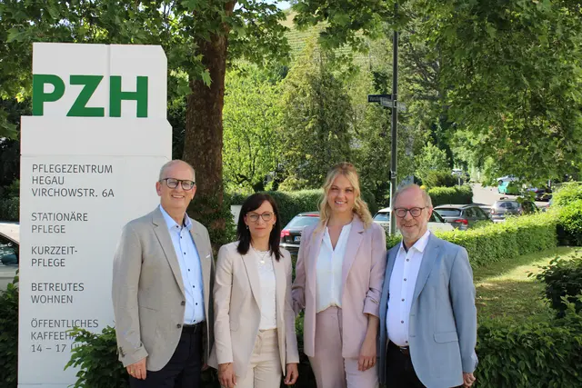 Helmut Matt, Inhaber und Geschäftsführer des Pflegezentrums (von links), die neuen Leiterinnen Anna-Lena Matt und Carolin Böttcher sowie der scheidende Heimleiter Uwe Lörcher bei dessen Verabschiedung. | Foto: Eron Metolli