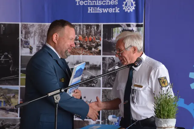 Zur Einweihungsfeier des neuen THW-Standorts gab es von Willi Braun (rechts) für Christian Daniel, Ortsbeauftragter des Ortsverbands Radolfzell, ein Bildertagebuch über den Bau. | Foto: Tobias Lange