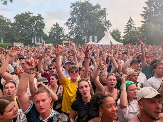 Die Klimbim und Firlefanz Tribüne ist voller Besucher bei dem Hip Hop-Duo Sonos Cliq. Hauptacts wie Ski Aggu und Ikkimel füllten sogar die noch größeren Bühnenvorräume im Bodenseestadion.  | Foto: Sebastian Ridder