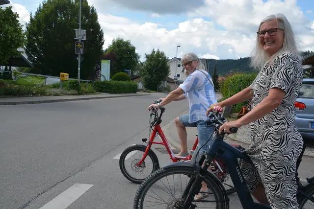Charlie Schleuter (links) und Heike Kuschel setzen sich zusammen mit anderen für sicheres Fahrradfahren in Wahlwies ein. Nun laden sie zu einem Aktionstag mit gemeinsamer Radtour ein. | Foto: Tobias Lange