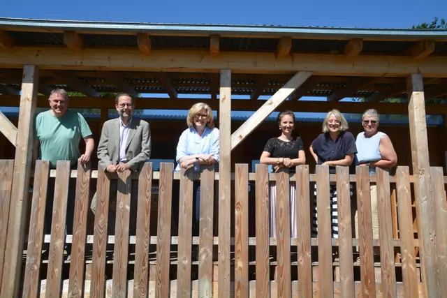 Bald zieht wieder Leben in die Bauwagen im Katzental: Darüber freuen sich Kämmerer Andreas Ley (von links), Bürgermeister Michael Klinger, Hauptamtsleiterin Martina Stoffel, Lisa Auer vom Lisa Auer von der Abteilung Jugend, Familie und Soziales sowie AWO-Geschäftsführerin Regina Brütsch und Gabriele Offenberg. Fachbereichsleiterin Kindertagesbetreuung bei der AWO. | Foto: Tobias Lange
