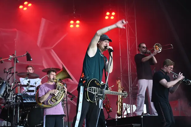 Für ein wahrlich energiegeladenes Konzert sorgte die Kölner Brass-Pop-Formation Querbeat zum Auftakt des Seefestivals 2026 am Zeller Konzertsegel.  | Foto: Philipp Findling
