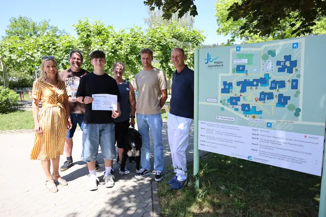 Über das Wiedersehen im Hegau-Jugendwerk freuen sich (v.l.n.r.): Hendrik Beierstettel, Matti Beierstettel, Melanie Landerk-Beierstettel und Physiotherapeut Jonas Olschewski. | Foto: Andrea Jagode