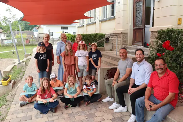 Die Schüler und Lehrerinnen der Grundschule Bodman freuen sich über ihren neuen Unterrichtsraum. Unter dem Sonnensegel kann nun mithilfe von Sitzunterlagen gelernt werden. Rechts: Ali Polat, Sachbearbeiter der Gemeinde Bodman, Bodman-Ludwigshafen Bürgermeister Christoph Stolz und Spender, Gottfried Feiß. | Foto: Sebastian Ridder