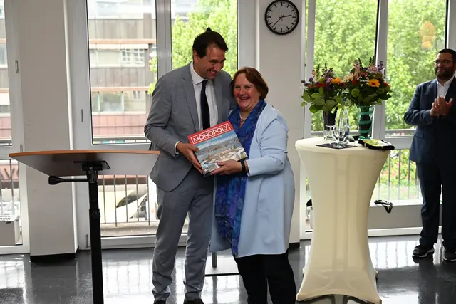 Andreas Jung (links) übernahm das Amt des Kultusministers Baden-Württemberg von Theresa Schopper. | Foto: Kai Rixecker