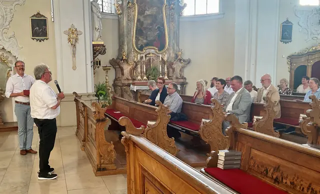 Dietmar Stephan (links), Vorsitzender des Veranstalters „Bauförderverein St.Peter und Paul Hilzingen e.v.“, freut sich mit Kirchenmusikdirektor und Orgelvirtuose Georg Koch über das rege Publikumsinteresse bei der Eröffnung der Orgelkonzertreihe „Hilzinger Barocksommer 2026“ | Foto: Bernhard Grunewald