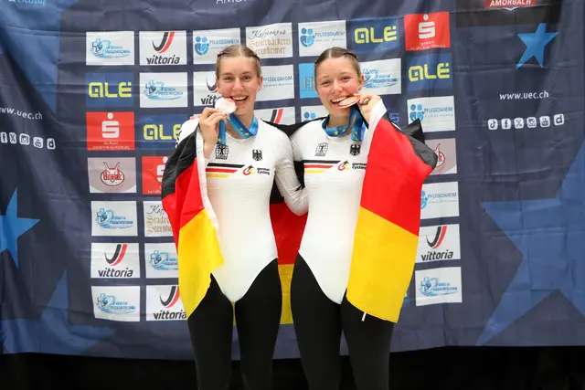 Sara Knobelspies (links) und Lisa Knobelspies (rechts) freuen sich über ihre EM-Bronzemedaille. | Foto: Wilfried Schwarz
