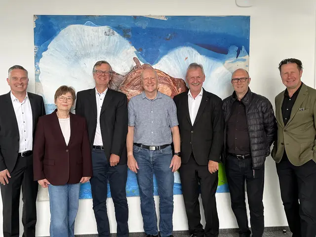 Die Volksbank-Hegau-Stiftung hat im Jahr 2025 einen neuen Förderrekord aufgestellt. Darüber freuen sich Vorstand und Kuratorium: Auf dem Bild Vorstand und Kuratorium (von links): Marco Keller (Vorstand), Wanda Zimmermann (Kuratorium), Bernd Martin (Vorstand), Clemens Fleischmann (Kuratorium), Bernhard Hertrich (Kuratoriumsvorsitzender), Josef Steidle (Kuratorium) und Daniel Hirt (Kuratorium) | Foto: Volksbank-Hegau-Stiftung