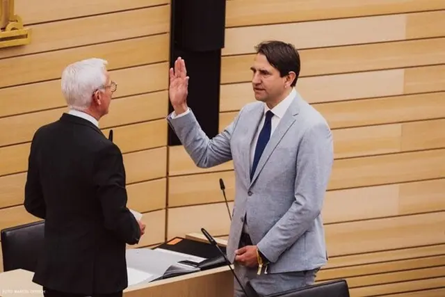 Der neue Kultusminister Andreas Jung bei seinem Amtseid Mitte Mai. Nun besucht er am 15. Juni gemeinsam mit Christoph Stetter seine ehemalige Grundschule. | Foto: Marcel Ditrich/Archiv