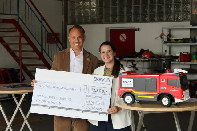 Dr. Phillip Lechner, Vorstandsmitglied des BGV übergibt feierlich die Spende in Höhe von 12.500 Euro, die der Freiwilligen Feuerwehr zugute kommen soll, an Bürgermeisterin Judith Joy Klotz. | Foto: Eron Metolli