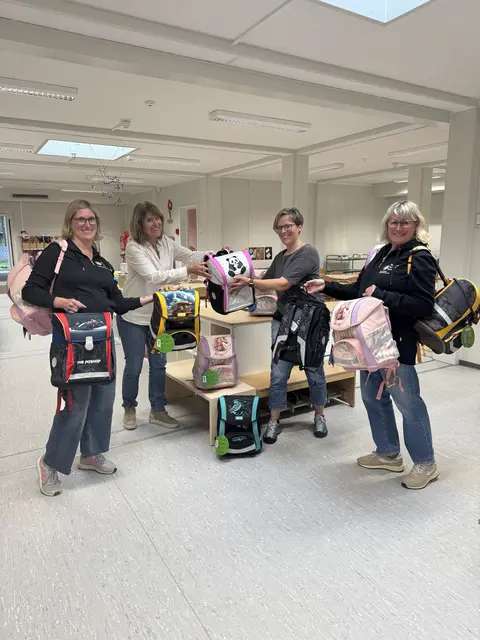 Freuen sich über die Schulranzen für die Weltenbummler in Radolfzell (von links): Julia Schuhwerk (Familienverband Radolfzell-Konstanz), Karin Vögele (Vorsitzende Familienverband), Meike Mundhaas (Leitung Kiga Weltenbummler) und Susanne Schuhwerk (stellvertretened Vorsitzende Familienverband). | Foto: KiGa Weltenbummler