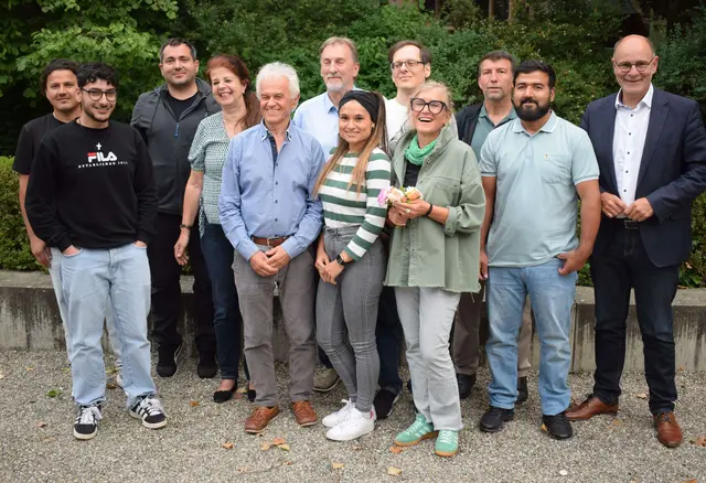 Bei der Mitgliederversammlung Vereins «inSi – Integration in Singen e.V.» wurde der gesamte Vorstand für weitere zwei Jahre in ihren Ämtern bestätigt. Acht Mitglieder wurden neu in den erweiterten Vorstand berufen und Thorsten Kalb in den Beirat gewählt. Dass Bild zeigt alle Vorstandsmitglieder. Ganz rechts Oberbürgermeister Häusler der die Grüsse der Stadt überbrachte. | Foto: Achim Holzmann