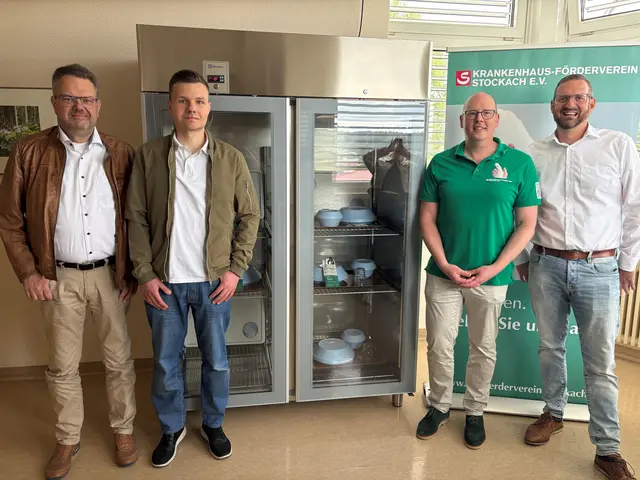 Der neue Kühlschrank sorgt im Krankenhaus Stockach nun für kürzere Wege. Über die Spende von Albrecht Druck, vertreten durch Stefan und Tobias Albrecht (von links), freuten sich Rolf Bart, Vorsitzender des Krankenhaus-Fördervereins, und Markus Buhl von der Klinik-Verwaltung. | Foto: Tobias Lange