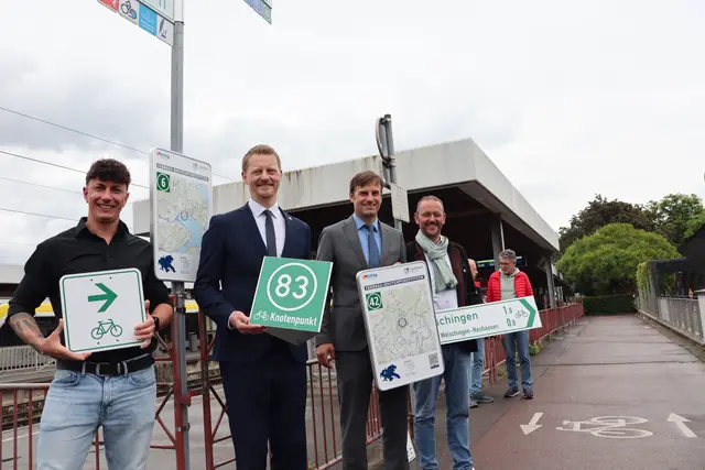 Der erste Knotenpunkt steht nun in Radolfzell. Weitere, sowie Wegweiser mit Plaketten und Karten werden ab Mitte/Ende Juli im ganzen Landkreis aufgestellt sein. Die Projektplaner freuen sich auf das neue System. Von links: Tom Nave, Planungsbüro Via eG, Radolfzellsoberbürgermeister Simon Gröger, Landrat Zeno Danner und Orsingen-Nenzingens Bürgermeister sowie VorstVorsitzender des Regio Konstanz-Bodensee-Hegau, Stefan Keil. | Foto: Sebastian Ridder