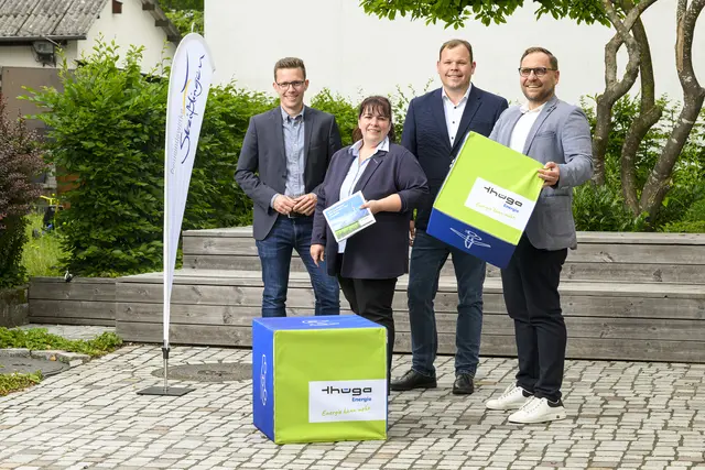 v. l. n. r.: Bürgermeister Benjamin Mors, Susan Greilinger (Thüga Energie), Marc Stehling (Gemeindewerke Steißlingen) sowie Joachim Kania (Thüga Energie) | Foto: Frank Müller