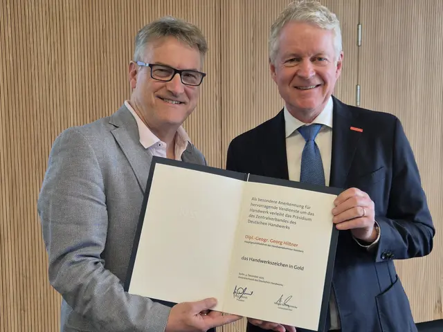 Georg Hiltner, Hauptgeschäftsführer der Handwerkskammer Konstanz, erhält von ZDH-Generalsekretär Holger Schwannecke, ZDH-Generalsekretär Handwerkszeichen in Gold. | Foto: Petra Schlitt-Kuhnt