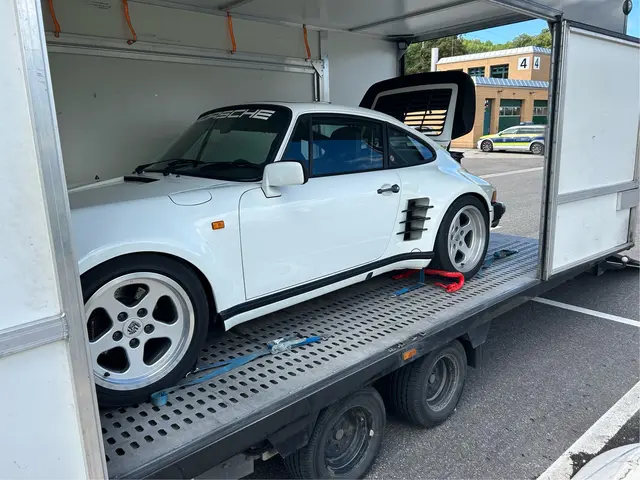 Porsche in geschlossenem Auflieger | Foto: Hauptzollamt Singen