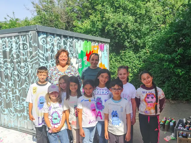 Die Radolfzeller Künstlerin Fatin Rahmouni (hinten, rechts) mit Kindern aus der Kinderzeit der Sonnenrainschule und Christine Kieweg, Teamleiterin der Kinderzeit an der Sonnenrainschule (hinten, links). | Foto: Stadt Radolfzell