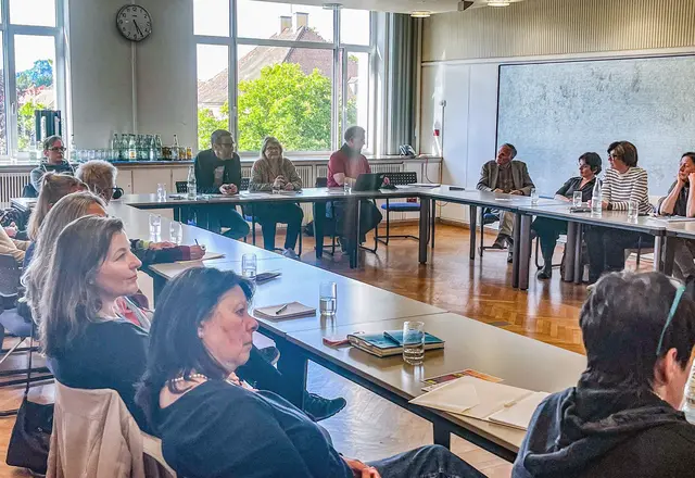 Bei der Vorstellung der neuen Förderrichtlinien im Singener Rathaus begrüßte SKP-Leiter Marcel Da Rin zahlreiche Netzwerkpartner aus der Stadt, darunter Vertreterinnen und Vertreter von inSi e.V., AWO, Caritas, Kinderchancen, der Antidiskriminierungsstelle sowie des Georg-Elser-Projekts. | Foto: Stadt Singen
