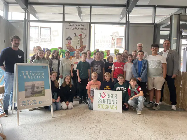 von links nach rechts: Philipp Güntert, Stadtmuseum Stockach, Schülerinnen und Schüler des Nellenburg Gymnasiums Stockach, Martina Kölsch, Kunstlehrerin Nellenburg Gymnasium Stockach, Gebhard Schulz und Alfred Thönes, Bürgerstiftung Stockach | Foto: Bürgerstiftung Stockach