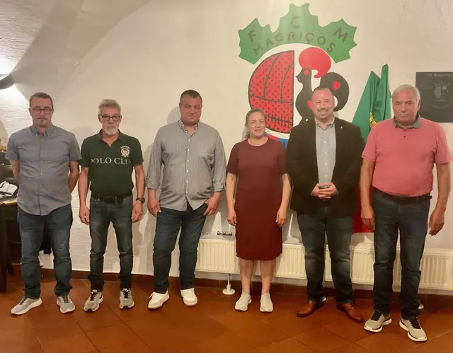 Im ehemaligen Singener „Alemannenkeller“ in der Pfaffenhäule 50 wurde am Freitagabend das neue Vereinsheim des FC Magriços festlich eingeweiht (von rechts): Vorsitzender Jorge Lopes, sein Stellvertreter Silvio Carrico, Wirtin „Dona Elisa“ da Costa Miranda, Schriftführer Antonio Couto, Wirt Jose Oliveira Mendes und António „Toni“ Inácio, Vorsitzender des Centro Portuguës de Singen. | Foto: Bernhard Grunewald