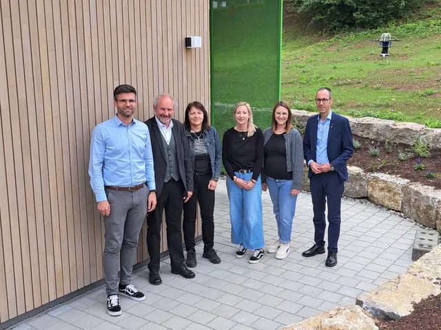 Freuen sich über die Eröffnung des Anbaus im Kinderhaus Glockenziel (von links): Hauptamtsleiter Jochen Hock, Stadtbaumeister Matthias Distler, Lucia Jortzik (Stadtbauamt Engen), Nastasia Wanner, Chiara Kammerer (beide Leitungsteam Kinderhaus Glockenziel) und Bürgermeister Frank Harsch | Foto: Helene Kerle