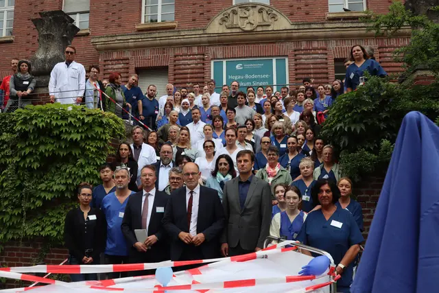 Die Verantwortlichen des Gesundheitsverbunds Landkreis Konstanz versperren den Weg zur Patientenaufnahme des Hegau-Bodensee-Klinikum in Singen. Sie wollen ein Zeichen setzen, dass die Gesundheitsversorgung keine Selbstverständlichkeit ist.  | Foto: Sebastian Ridder