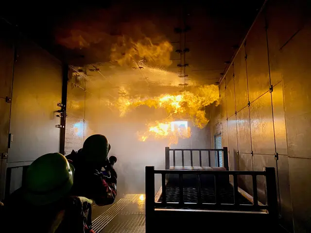 Im Brandsimulationscontainer können die Angehörigen der Feuerwehr das Löschen eines Wohnungsbrandes üben. | Foto: Werkfeuerwehr Takeda