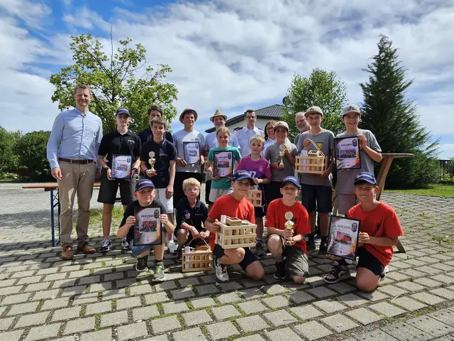Oberbürgermeister Simon Gröger mit den Kindern und Jugendlichen aller Radolfzeller Jugendfeuerwehren. | Foto: Stadt Radolfzell