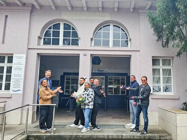Sie haben die Badesaison 2026 im Strandbad gerettet: Familie Leto und Familie Russo (Mitte) mit OB Simon Gröger (v.l.), Stefanie Timmler, Abteilungsleiterin Haushalt und Rechnungswesen, Markus Schuler, Abteilung Gebäudeverwaltung, Alexander Weidele, Fachbereichsleiter Bau und Stadtentwässerung und Ferdi Cihan, Leiter der Technischen Betriebe Radolfzell. | Foto: Stadtverwaltung Radolfzell