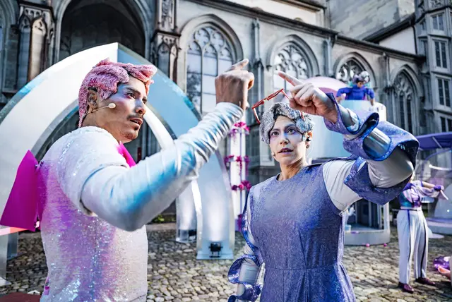 Wollen aus ihren Systemen ausbrechen und gegen den Willen ihrer Herrscher endlich Gefühle empfinden: Leonce (Mark Harvey Mühlemann/links) und Lena (Kristina Lotta Kahlert). | Foto: Ilja Mess/Theater Konstanz