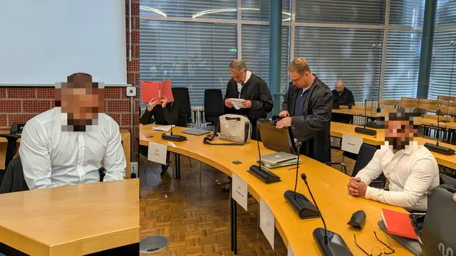 Die drei Männer auf der Anklagebank vor dem Landgericht Konstanz. Links: der 30-jährige Kopf der vermeintlichen Gruppe. Rechts: von links: Der 36-jährige Angeklagte, sein Anwalt Frank Kristian, Verteidiger Robin Schwarzer und der 26 jährige Angeklagte.    | Foto: Sebastian Ridder