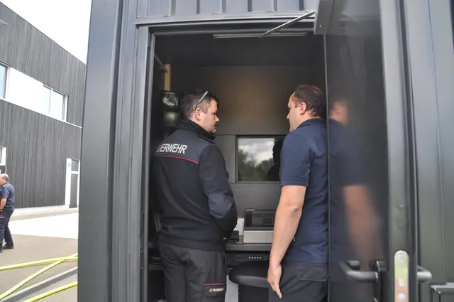 Über einen Technikraum kann das Geschehen in den Containern gesteuert und überwacht werden. | Foto: Anja Kurz