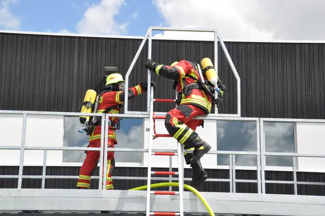 Das Anleitern und Betreten einer Wohnung durch ein Fenster kann auf dem Dach eines Containers geübt werden. | Foto: Anja Kurz