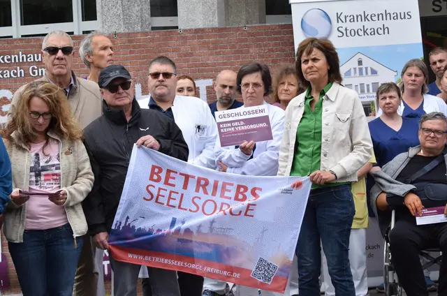 Das Krankenhaus Stockach wurde am letzten Freitag symbolisch geschlossen Zahlreiche Beschäftigte, Bürger und Kommunalvertreter darunter die Referentin für Betriebsseelsorge der Diözesanstelle Bodensee-Hohenzollern Heike Götzmann (im Vordergrund rechts) nahmen an der Aktion teil.  | Foto: Achim Holzmann