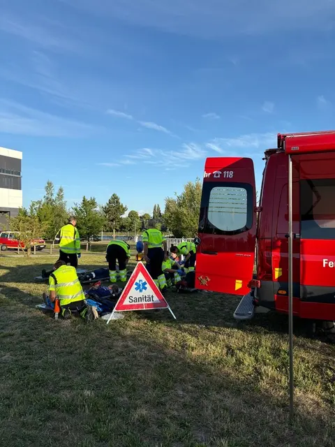 Die Konstanzer Feuerwehr übte am Bodenseeforum nicht allein. Neben weiteren Abteilungen arbeiteten die Konstanzer auch mit Kollegen aus Kreuzlingen zusammen.  | Foto: Feuerwehr Konstanz