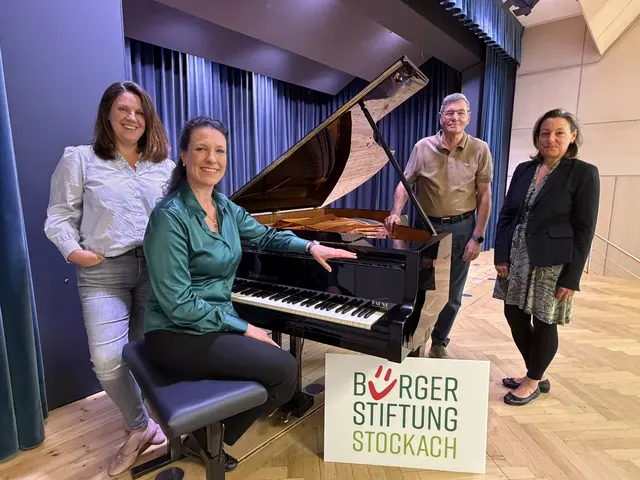 Sie freuen sich auf die zahlreichen kulturellen Veranstaltungen. (Von links:) Sarah Baltes (Geschäftsführerin Bodenseefestival), Pianistin Henriette Gärtner, Helmut Lempp (Geschäftsführer Bürgerstiftung Stockach) und Kulturamtsleiterin Corinna Bruggaier. | Foto: Juleda Kadrija