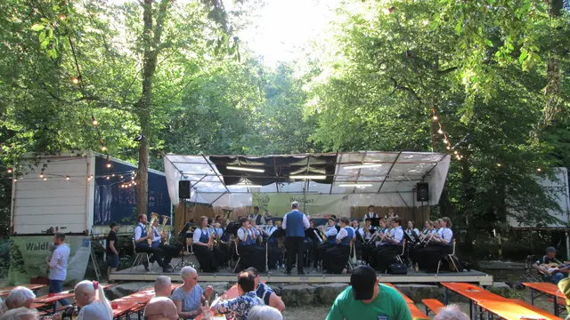Ein Bühnenprogramm mit Live-Musik sorgte für gute Unterhaltung bei den Gästen. | Foto: Milena Barjasic